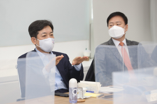 장석영 과학기술정보통신부 제2차관이 15일 오전 서울 서초구 이스트시큐리티를 방문해 랜섬웨어 등 사이버 위협 대응방향을 논의하고 있다. 과학기술정보통신부 제공